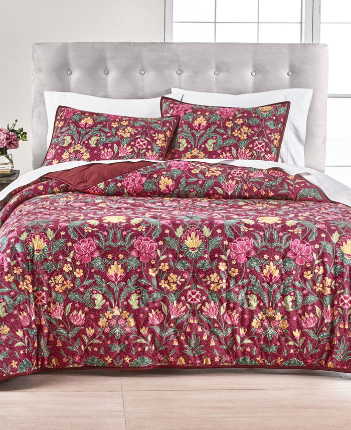 Martha Stewart Collection Storybook Holiday Quilt, King by Vanessa Jane