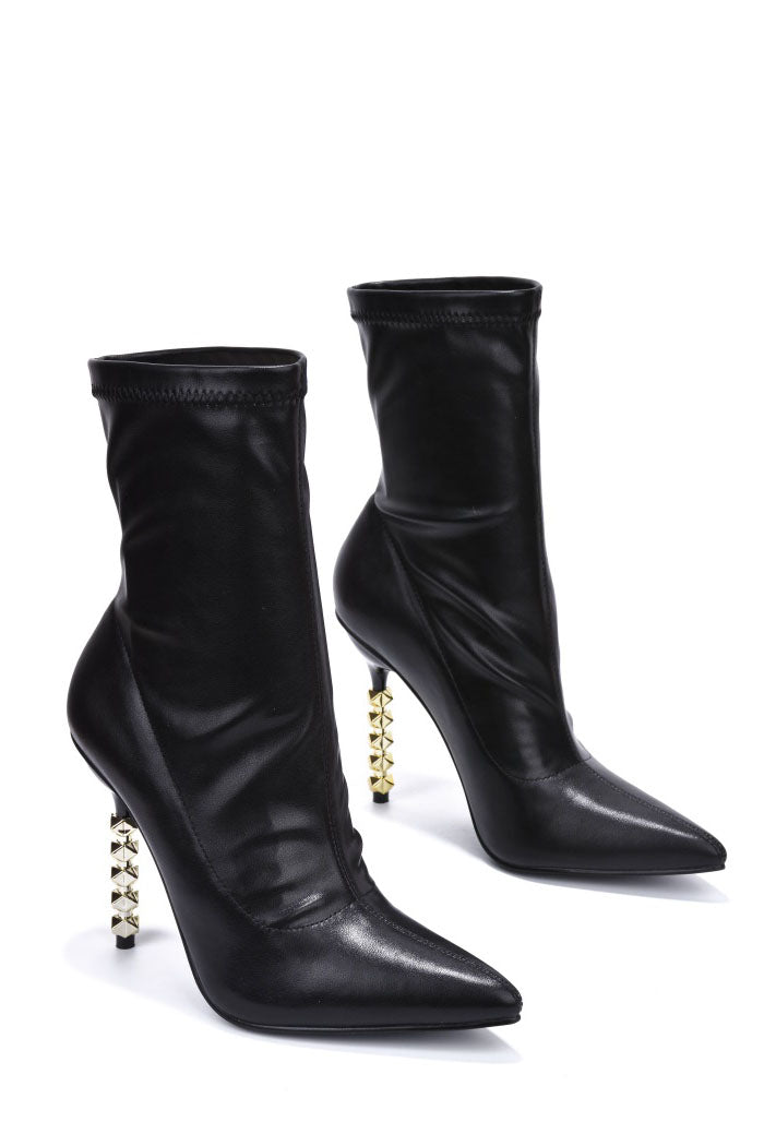 Victoria - Black by The House of Stylez