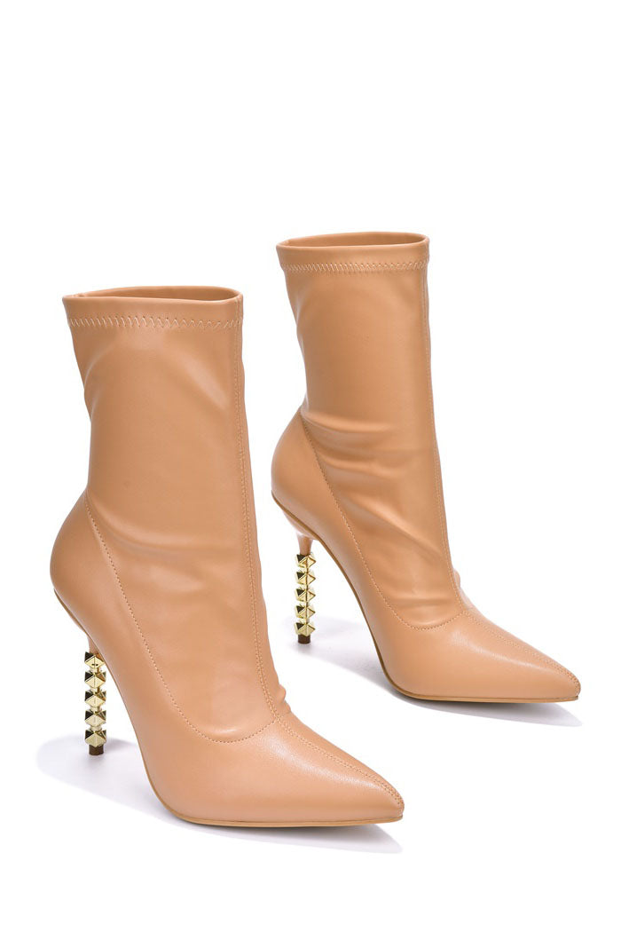 Victoria by The House of Stylez