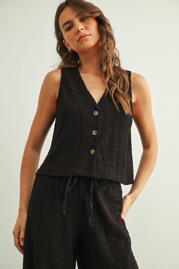 Crinkled Fabric Sleeveless Button Front Top | Black by Boutique 23